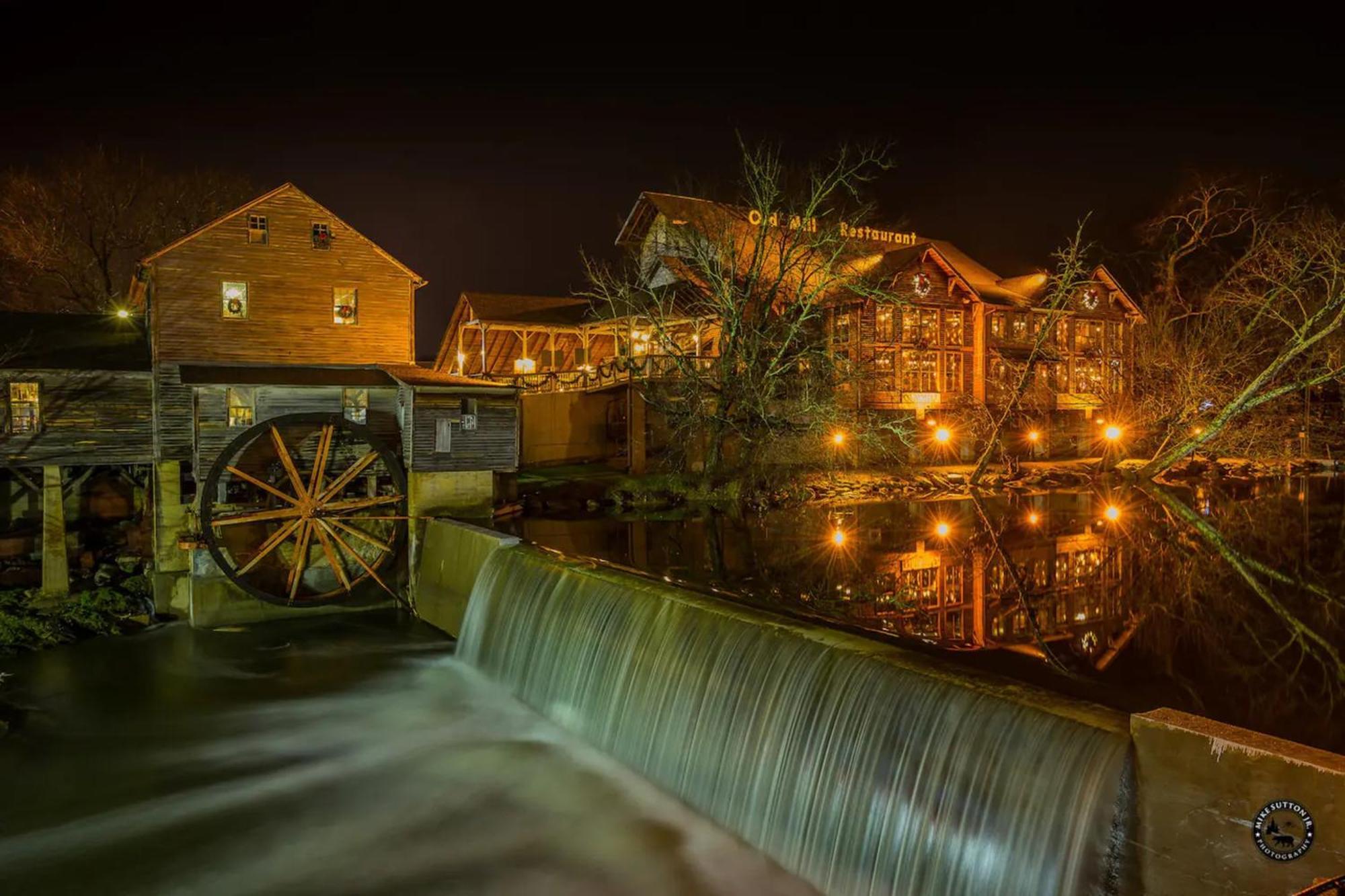 05 Mi To Pf3Brhot Tub Pvt Theater Pool Tbl Villa Pigeon Forge Exterior photo